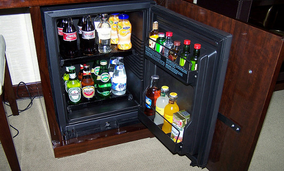 El minibar en un cuarto de hotel | Comparabien